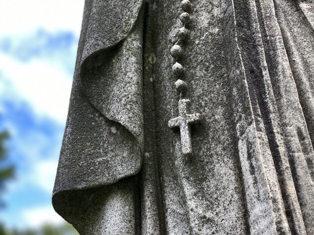rosary-on-old-statue